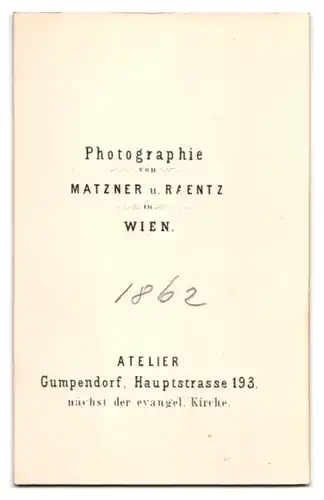 Fotografie Matzner & Raentz, Wien, Herr im Anzug mit Mantel und Zylinder in der Hand, 1862