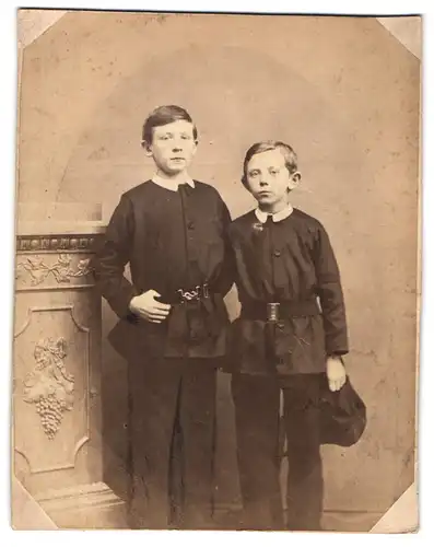 Fotografie unbekannter Fotograf und Ort, Portrait zwei junge Knaben in dunkler Kleidung mit Segelohren