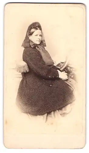 Fotografie G. Ch. Hahn, Dresden, Portrait Frau Olivia im Wintermantel mit Kopfschmuck, 1866