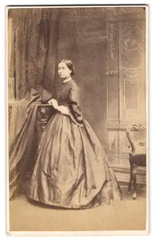 Fotografie F. Joubert, London-Bayswater, junge Frau Lady May Howard im seidenen Kleid