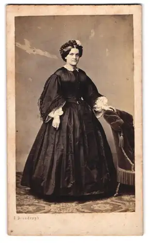Fotografie F. Brandseph, Stuttgart, Dame im dunklen Kleid mit Kopfschmuck