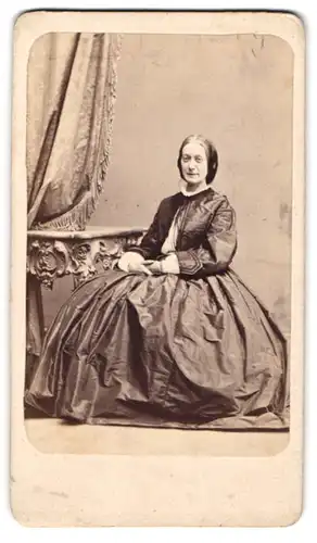 Fotografie Wagner & Jäckel, Wiesbaden, Portrait ältere Dame im seidenen Kleid sitzend im Atelier
