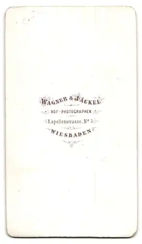 Fotografie Wagner & Jäckel, Wiesbaden, Portrait ältere Dame im seidenen Kleid sitzend im Atelier