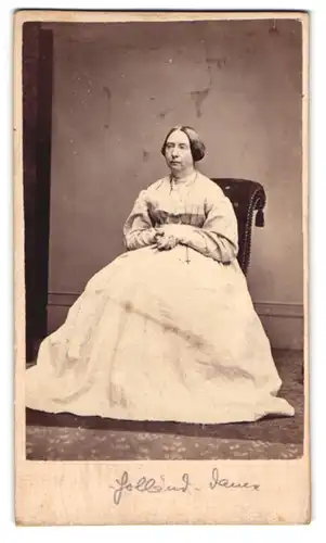 Fotografie Bullock Brothers, Leamington Spa, Portrait Miss Stiron im weissen Kleid mit gefalteten Händen