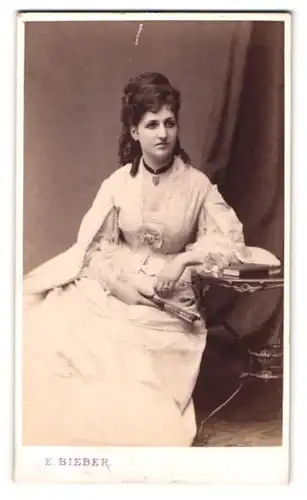 Fotografie E. Bieber, Hamburg, Frau Anna Portheim im helle Kleid mit Korkenzieherlocken, 1872