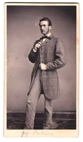 Fotografie unbekannter Fotograf und Ort, Herr Portales im Anzug mit Fliege und Koteletten