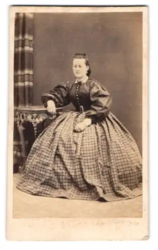Fotografie unbekannter Fotograf und Ort, Frau im karierten Reifrock Kleid mit Puffärmeln