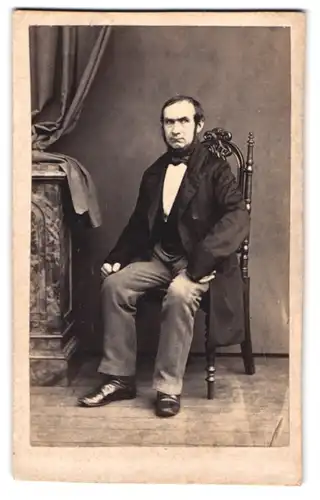 Fotografie unbekannter Fotograf und Ort, Portrait Herr im dunklen Anzug mit Lincoln Bart