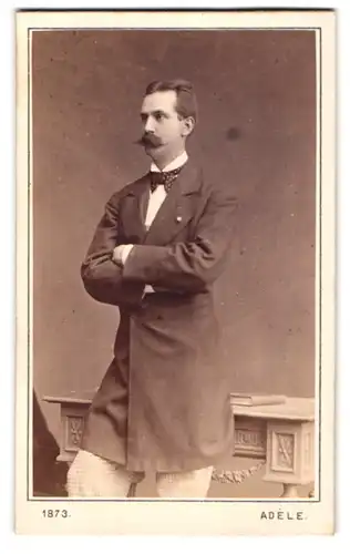 Fotografie Adele, Wien, Portrait Weingrosshändler Gustaf D. Manskopf aus Frankfurt / Main im Anzug mit Fliege, 1874