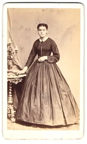 Fotografie F. Brandseph, Stuttgart, junge Frau im dunklen Kleid mit Halskette