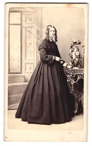 Fotografie A. Heath, Leamington, ältere Dame im dunklen Stoffkleid mit Korkenzieherlocken
