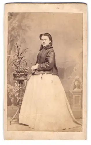 Fotografie Fotograf unbekannt, Hirschberg / Schlesien, junge Frau Alexandra Führböter im Kleid mit Jacke