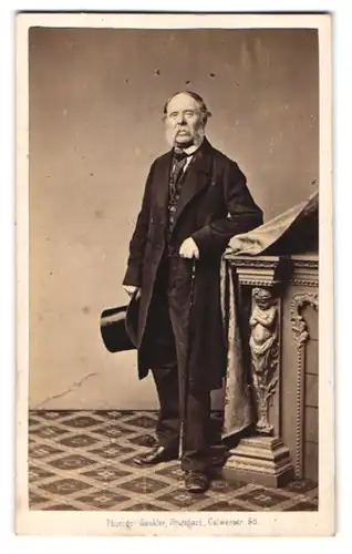 Fotografie J. Gaukler, Stuttgart, älterer Herr im Anzug mit Stock und Zylinder, Backenbart