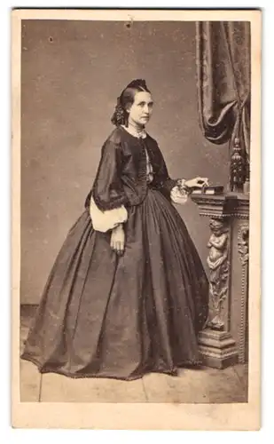 Fotografie J. Gaukler, Stuttgart, Portrait Dame im schwarzen Kleid mit Bolero und Korkenzieherlocken