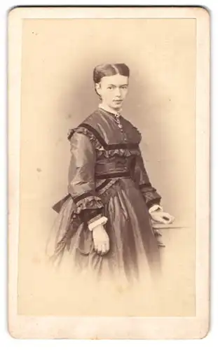Fotografie Maler Buchner, Stuttgart, Portrait junge Frau im seidenen Kleid mit Brosche
