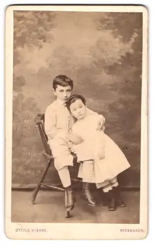 Fotografie Ottilie Wigand, Wiesbaden, zwei kleine Kinder, Bruder mit seiner Schwester im Atelier