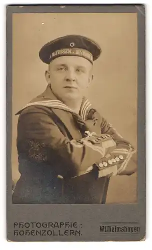 Fotografie Hohenzollern, Wilhelmshaven, junger Matrose i n Uniform mit Mützenband Matrosen Division II.