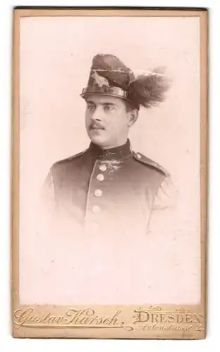 Fotografie Gustav Karsch, Dresden, Soldat in Uniform sächsische Jäger der Musiker mit Schwalbenest