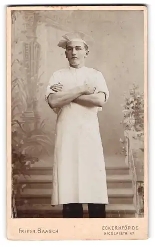 Fotografie Fried. Baasch, Eckernförde, junger Bäcker Geselle in Arbeitsbekleidung mit Mütze