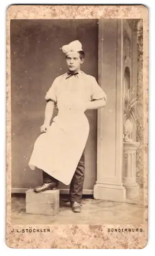 Fotografie J. L. Stöckler, Sonderburg, Bäcker Geselle in Arbeitskleidung mit Bäckersmütze