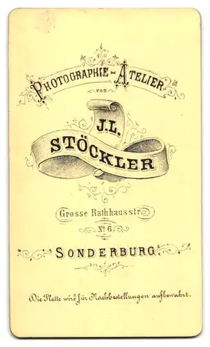 Fotografie J. L. Stöckler, Sonderburg, Bäcker Geselle in Arbeitskleidung mit Bäckersmütze