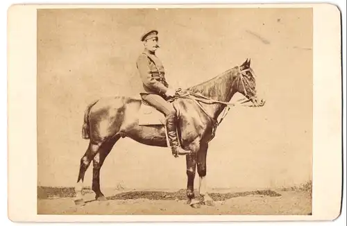 Fotografie G. Dickhaut, Düsseldorf, Portrait Soldat in Uniform auf seinem Dienstpferd im Seitenprofil