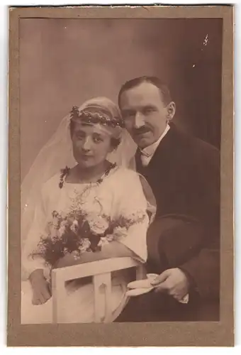 Fotografie unbekannter Fotograf und Ort, älteres Paar zur Hochzeit im Brautkleid und im Anzug mit Chapeau Claque