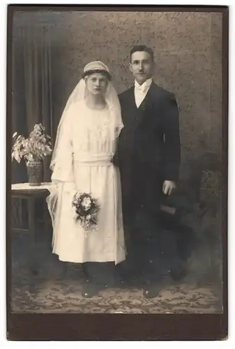 Fotografie unbekannter Fotograf und Ort, junge Eheleute im weissen Hochzeitskleid und im Anzug mit Zylinder