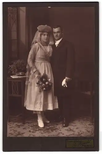 Fotografie A. Handel, Pulsnitz i, Sa., sächsisches Brautpaar im Hochzeitskleid und Anzug mit Brautstrauss