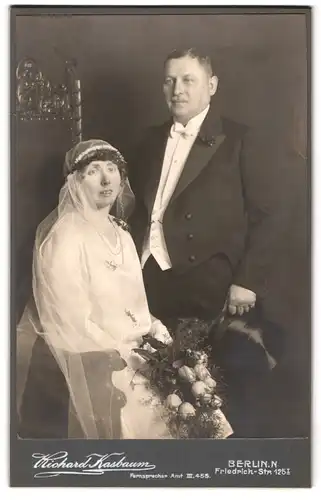 Fotografie Richard Kasbaum, Berlin, Brautpaar im Hochzeitskleid und Anzug mit Zylinder