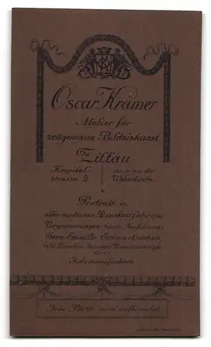 Fotografie Oscar Krämer, Zittau, Ehepaar im schwarzen Hochzeitskleid und im Anzug mit Brautstrauss