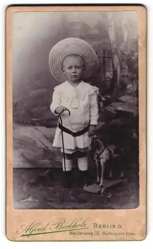 Fotografie Alfred Birkholz, Berlin, Kleinkind im weissen Kleid mit Spielzeug Pferd, 1906