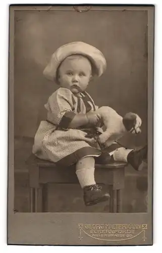 Fotografie Georg Haltermann, Eckernförde, niedliches Kleinkind im gestreiften Kleid mit Plüschhund