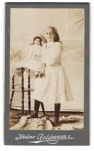 Fotografie Goldmann & Co. Nachf., Bochum i. W., blondes Mädchen Grete Berger im weissen Kleid mit Puppe