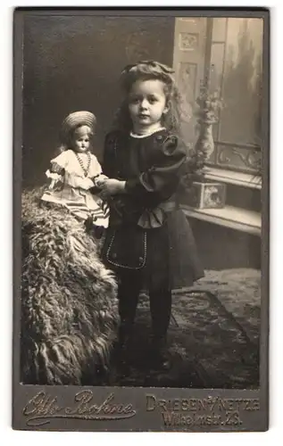 Fotografie Otto Bohne, Driesen a. Netze, junges polnisches Mädchen mit Ihrer Puppe im Atelier