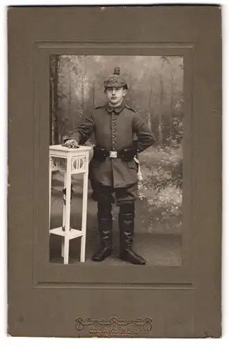 Fotografie Eduard Heid, Rastatt, junger Soldat Johann in Uniform Artillerie Rgt. 854 mit Pickelhaube Tarnbezug