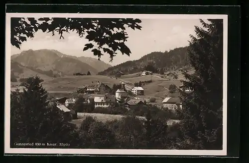 AK Gunzesried /bayer. Allgäu, Ortsansicht gegen die Berge