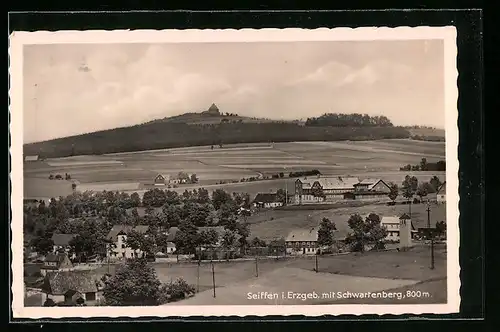 AK Seiffen i. Erzgeb., Ortsansicht mit Schwartenberg