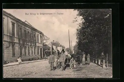 AK Tapiau, Soldaten und Fuhrwerk auf einer Strasse, ausgebranntes Haus