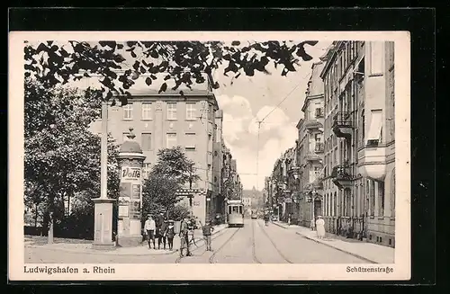 AK Ludwigshafen a. Rh., Strassenbahn und Litfasssäule in der Schützenstrasse