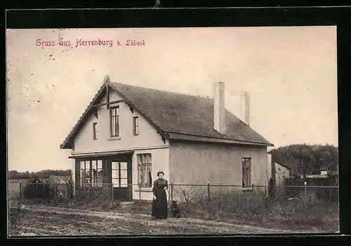AK Herrnburg b. Lübeck, Wohnhaus und Frau mit Hund