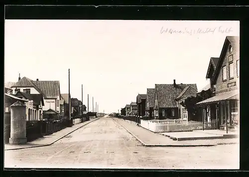 Foto-AK Wenningstedt /Sylt, Pension Kempka, Strassenpartie, Litfasssäule, ca. 1930