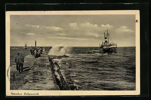 AK Stolpmünde, bei stürmischer See am Pier mit Dampfer