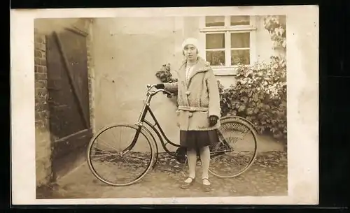 Foto-AK Heranwachsende Dame mit rezentem Fahrrad