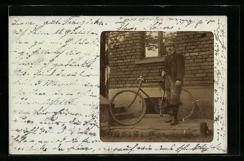 Foto-AK Gutbürgerlicher Herr mit seinem zeitgenössischen Fahrrad