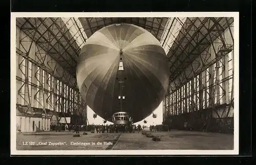AK Friedrichshafen a. B., Luftschiff LZ127 Graf Zeppelin beim Einbringen in die Halle