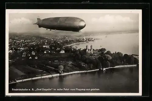 AK Friedrichshafen a. B., Fliegeraufnahme der Stadt mit Luftschiff LZ127 Graf Zeppelin