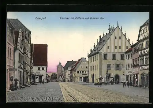 AK Hassfurt, Strasse Steinweg mit Rathaus und Unterem Tor