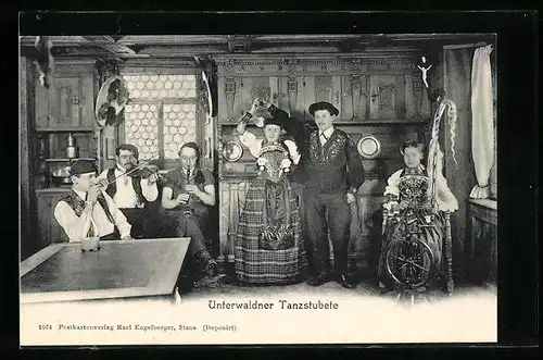 AK Unterwaldner Tanzstubete mit Menschen in Tracht beim Volkstanz