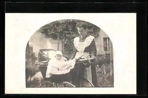 AK Frau mit Baby im Kinderwagen
